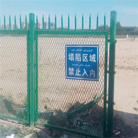 景區(qū)護(hù)欄網(wǎng)又稱山地防護(hù)網(wǎng)，公園護(hù)欄網(wǎng)